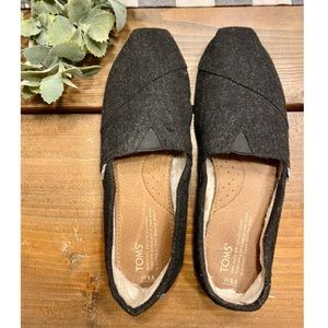 Toms Classic wooly fleeced lined slip ons
